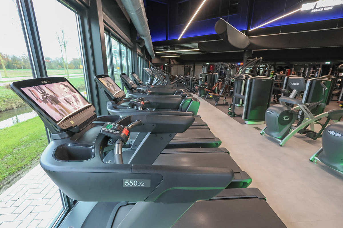 Премиальное пространство с тренажерами INTENZA семейного фитнес-клуба в Нидерландах