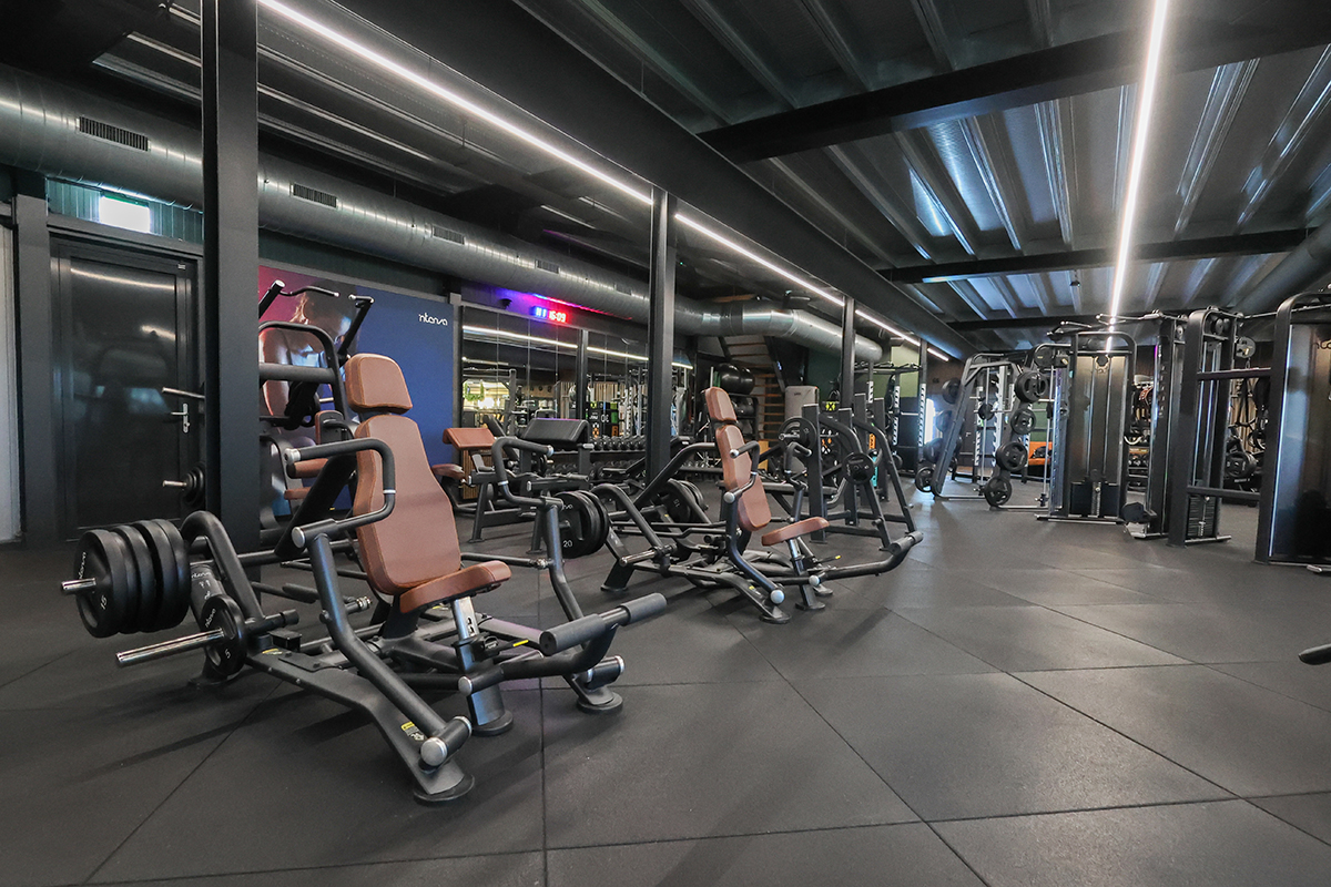 Премиальное пространство с тренажерами INTENZA семейного фитнес-клуба в Нидерландах