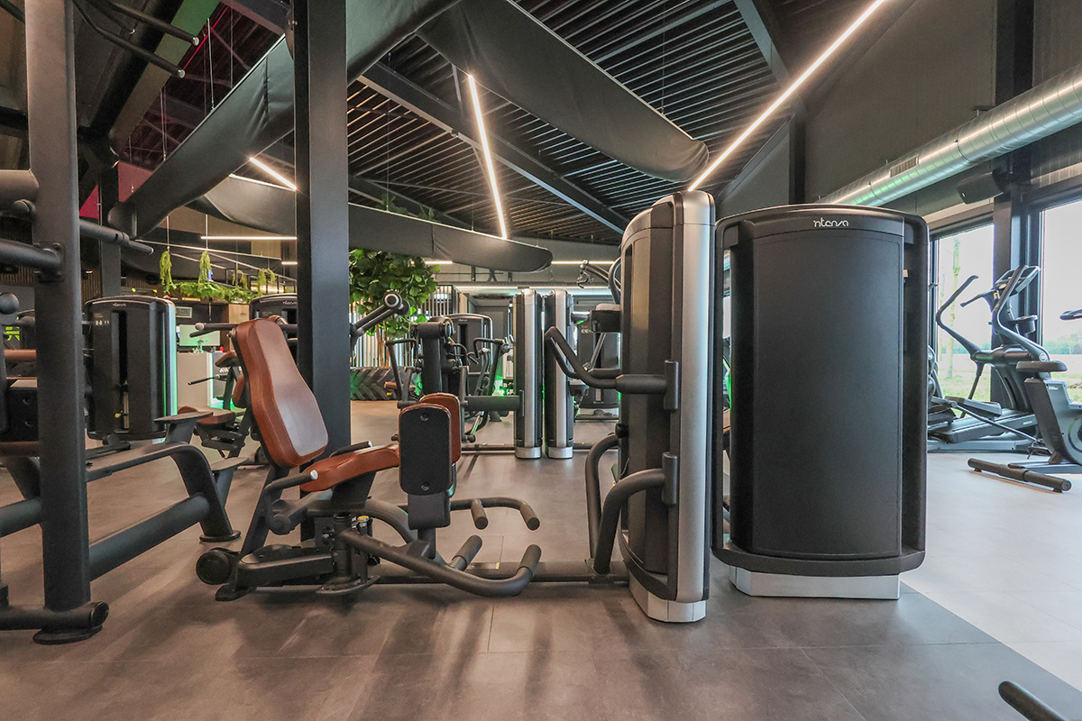 Премиальное пространство с тренажерами INTENZA семейного фитнес-клуба в Нидерландах