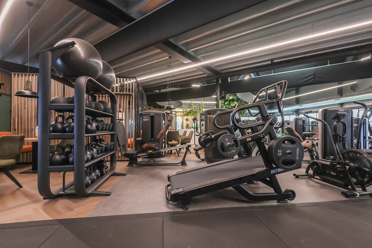 Премиальное пространство с тренажерами INTENZA семейного фитнес-клуба в Нидерландах