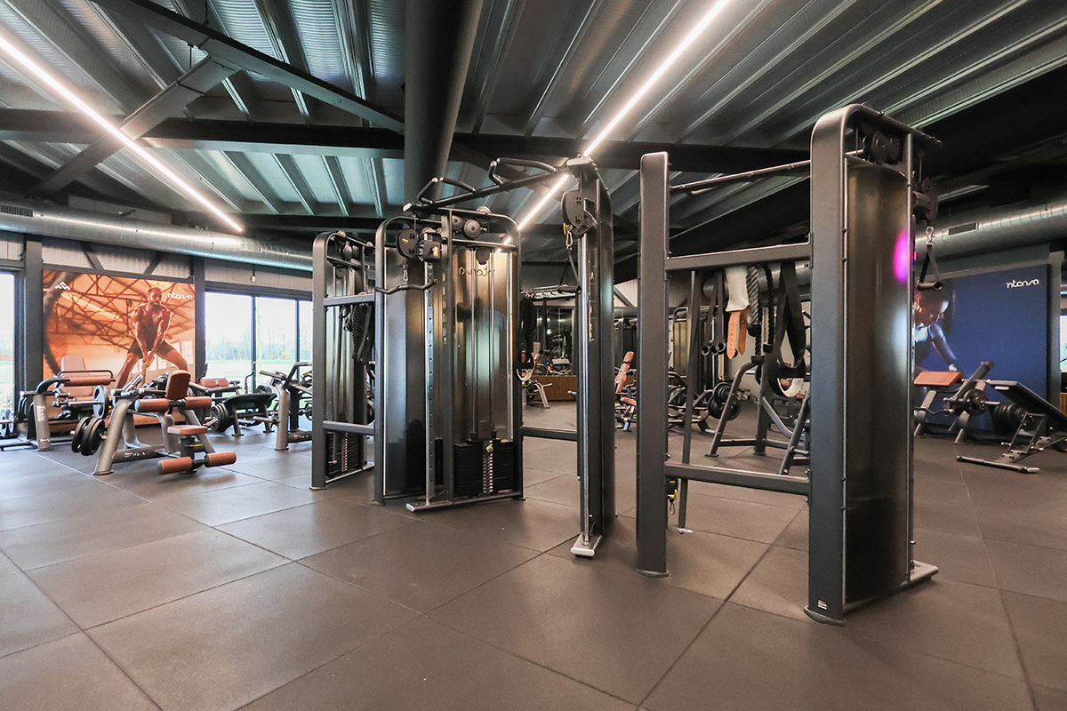 Премиальное пространство с тренажерами INTENZA семейного фитнес-клуба в Нидерландах