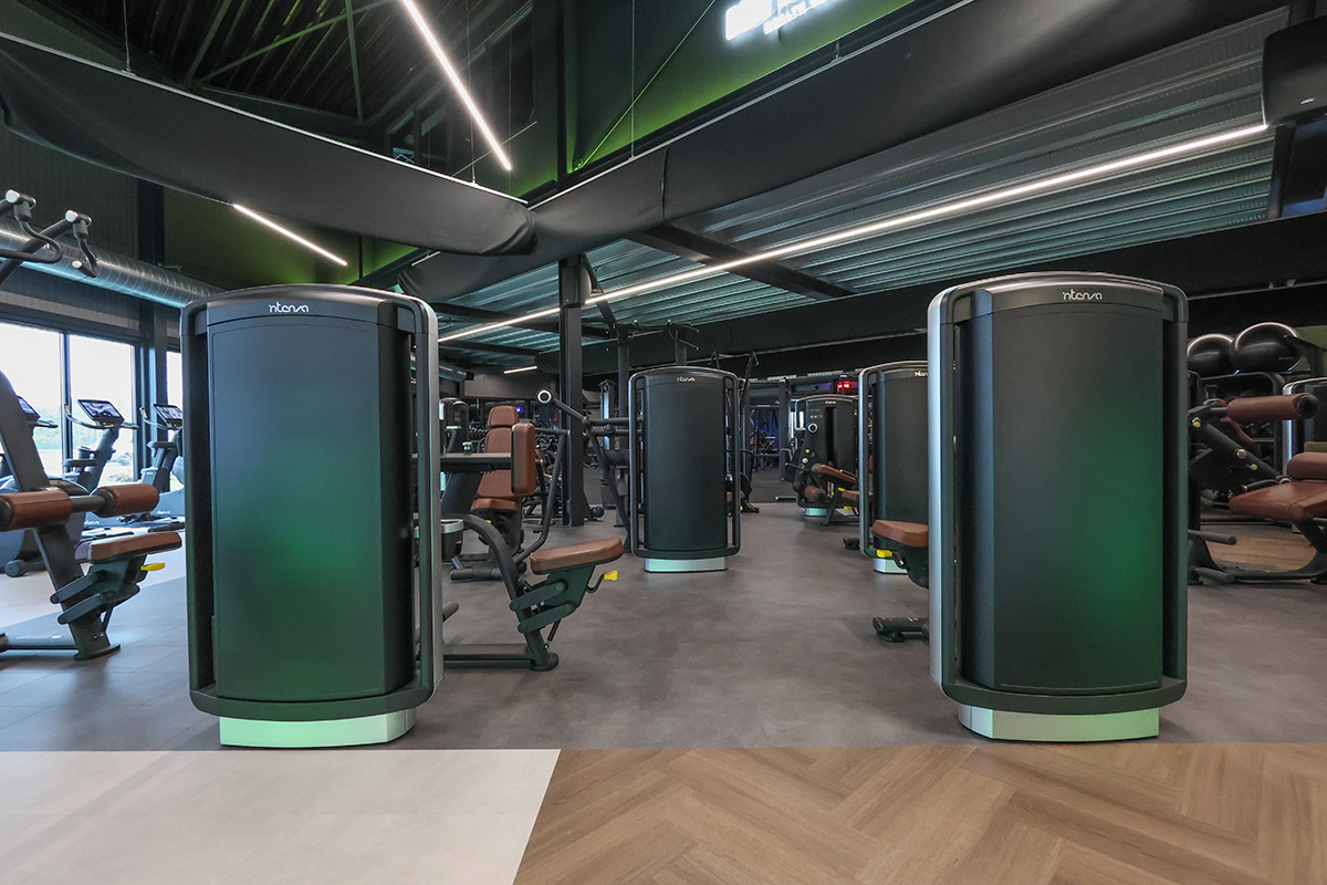 Премиальное пространство с тренажерами INTENZA семейного фитнес-клуба в Нидерландах