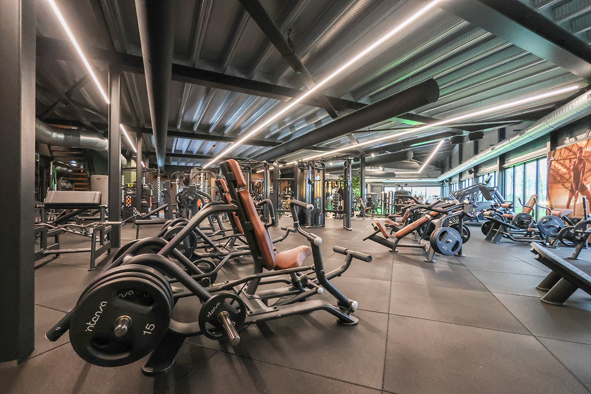 Премиальное пространство с тренажерами INTENZA семейного фитнес-клуба в Нидерландах